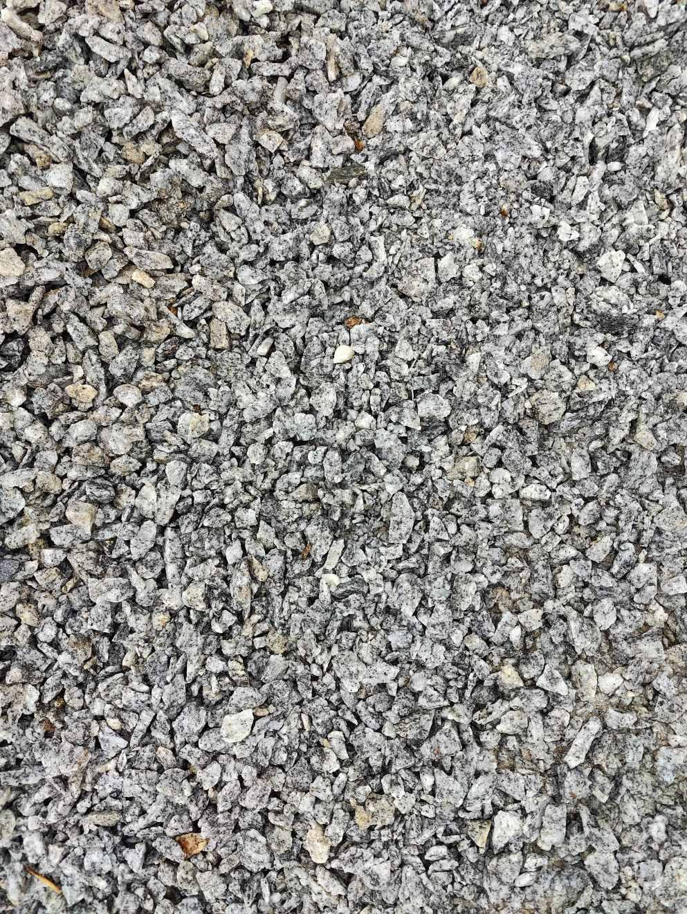 Benk av granitt med trekasse